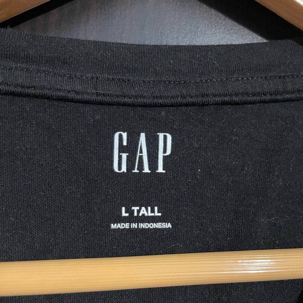 GAP Black Short Sleeve Tee with Eyelet Sleeves and Classic Crew Neck - Picture 4 of 5